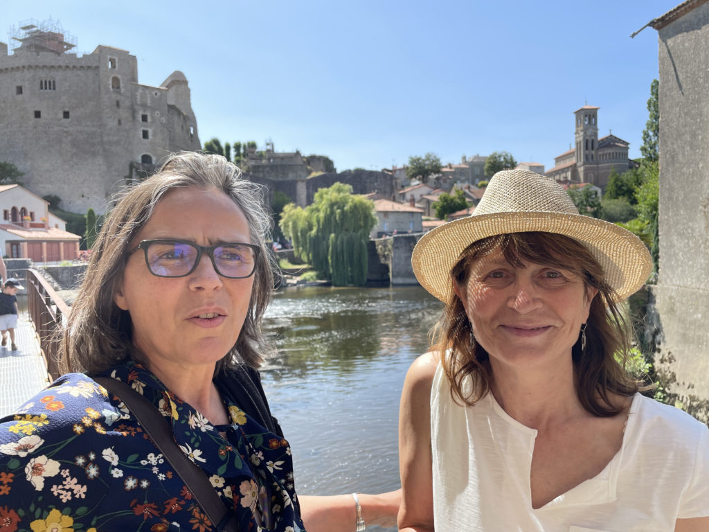 Deux femmes devant une rivière en France