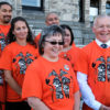 Un groupe de personnes qui porte des chandails orange pour souligner la journée nationale de la vérité et de la réconciliation.