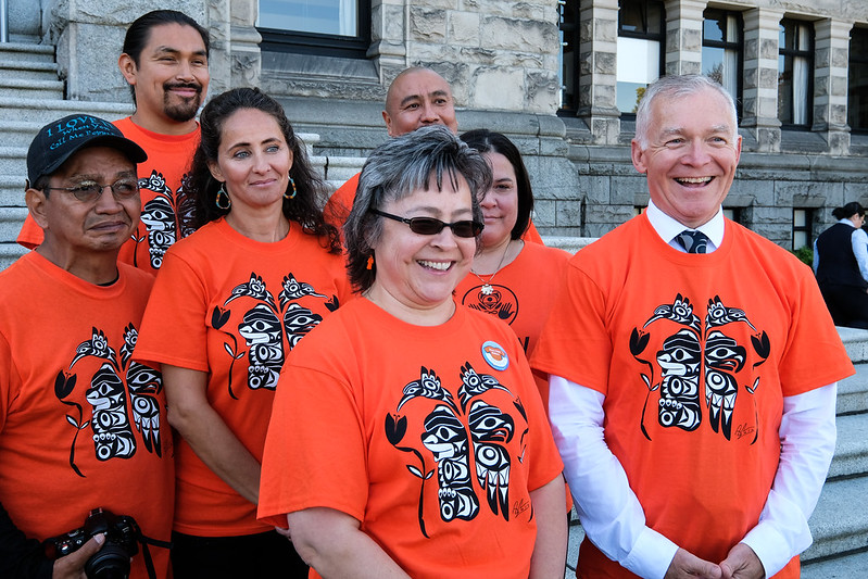 Un groupe de personnes qui porte des chandails orange pour souligner la journée nationale de la vérité et de la réconciliation.