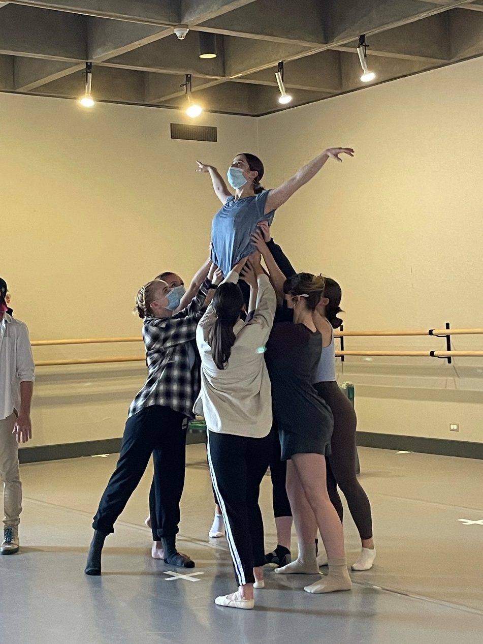Un groupe de danseuses soulèvent Hannah Drover, qui joue Peter Pan dans le ballet. 