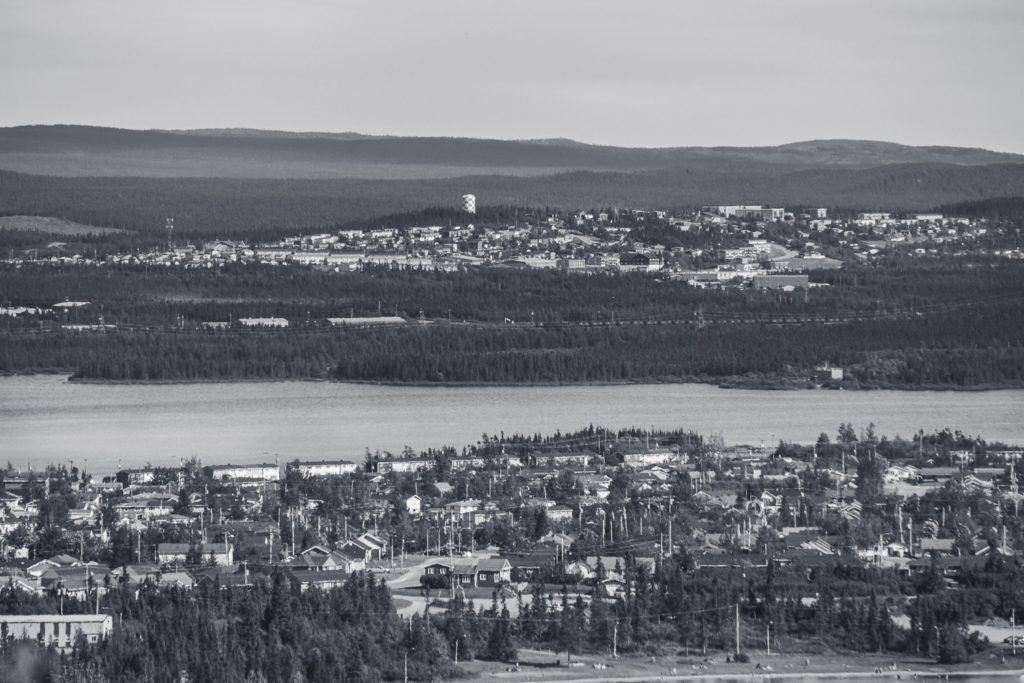 Une vue en noir et blanc sur Labrador City et Wabush, avec les mines au milieu.
