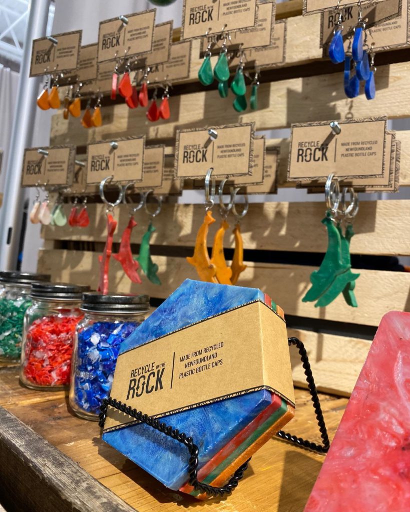 Dessous de verre, porte-clés et autres articles en plastique recyclé bleu, orange, rouge et vert par Recycle on the Rock.