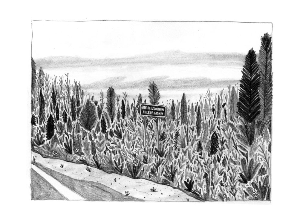 Vue d'une forêt avec une variété de plantes de différentes hauteurs à partir du bord d'une route, dessinée au crayon gris sur du papier blanc. Au centre du dessin, sortant des arbres, se trouve un panneau routier noir avec un bord blanc et deux poteaux blancs, sur lequel est écrit en blanc «SITE DE L'ANCIENNE VILLE DE GAGNON». Le bord de la route pavée est visible dans le coin inférieur gauche. Dans le fond blanc, on voit des nuages gris.