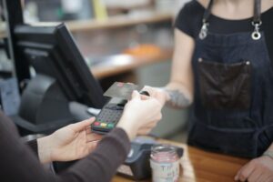 Une personne paye avec une carte à un comptoir de magasin.