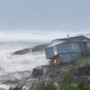 Au sommet d'une falaise, une maison vacille et est ensuite balayée par l'ouragan Fiona. Photo: Wreckhouse Press (courtoisie)
