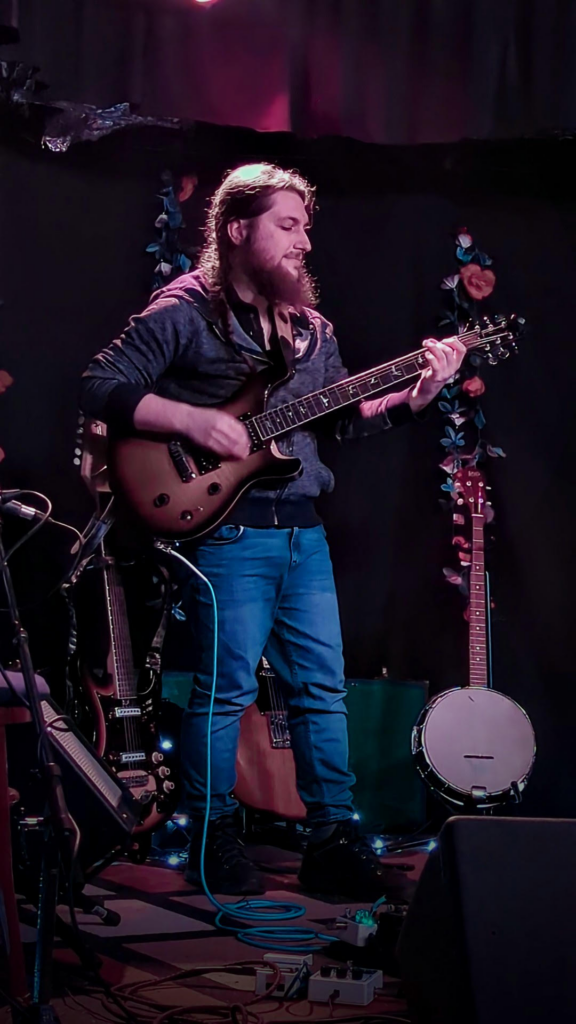 Benjamin James joue de la guitare au bar The Ship à St. John's, Terre-Neuve.